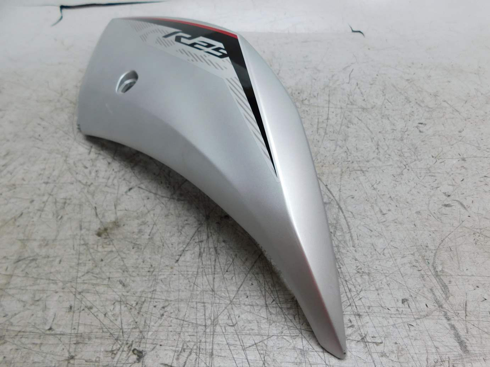 пластик боковой правый Yamaha YZF-R3 BS7-F835V-00 051041