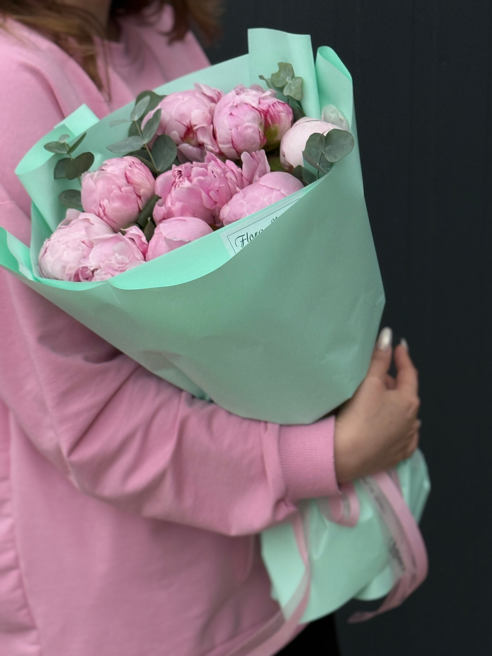 Розовые пионы Sarah Bernhard и эвкалипт в трендовом оформлении от Flora Market