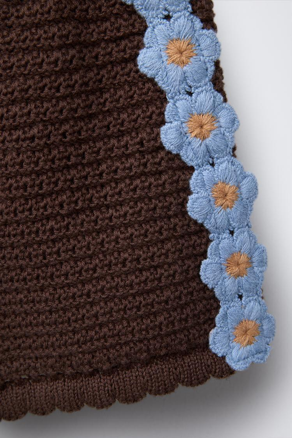 ZARA ТРИКОТАЖНЫЕ ШОРТЫ С УЗОРОМ «РОМАШКИ», ШОКОЛАДНЫЙ