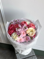 Сборный букет из хризантемы, маттиолы, кустовых пионовидных роз и диантусов роз - размер S