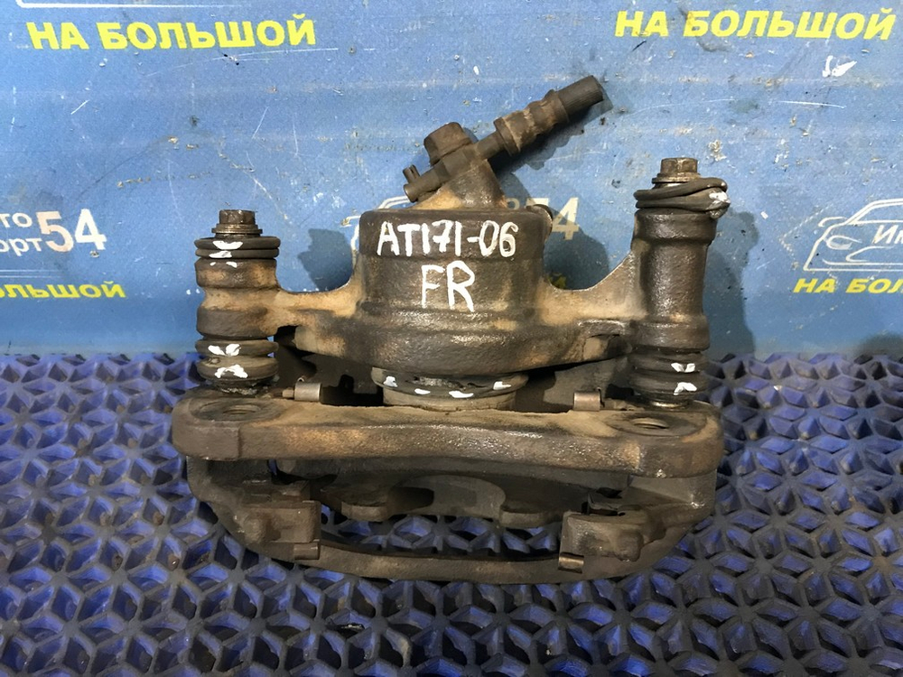 Суппорт тормозной передний правый TOYOTA CARINA 1990