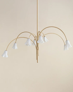 Элегантная люстра с плавными изогнутыми линиями и стеклянными плафонами в форме лепестков 🌸