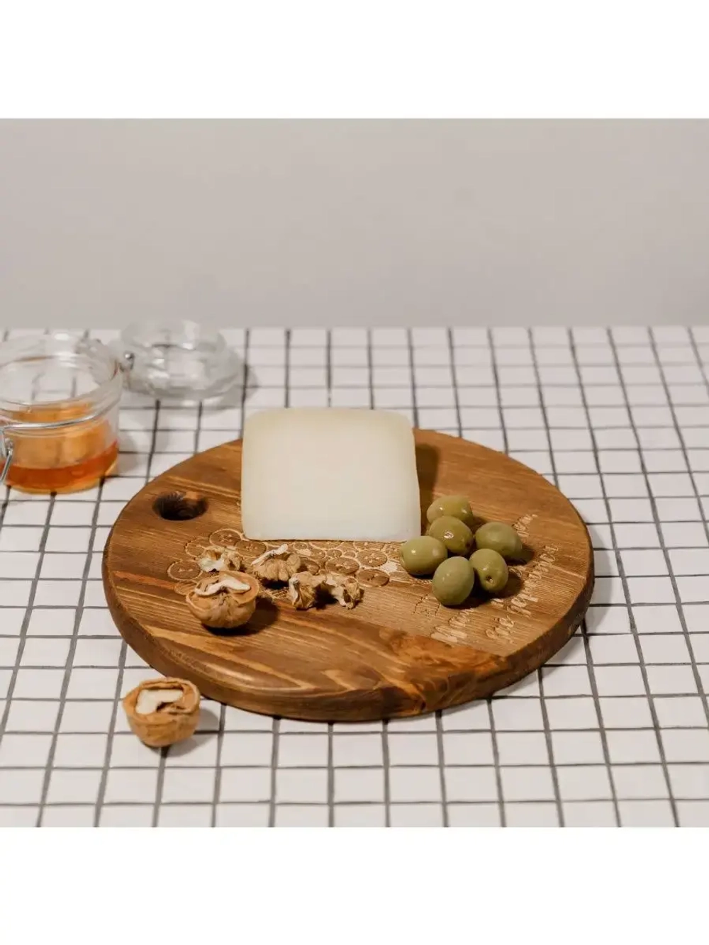 Деревянная менажница круглая с гравировкой из кедра