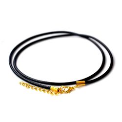 Кожаный шнурок на шею с золотистой застёжкой.