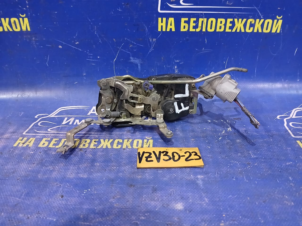 Замок двери передней левой TOYOTA CAMRY PROMINENT 1991