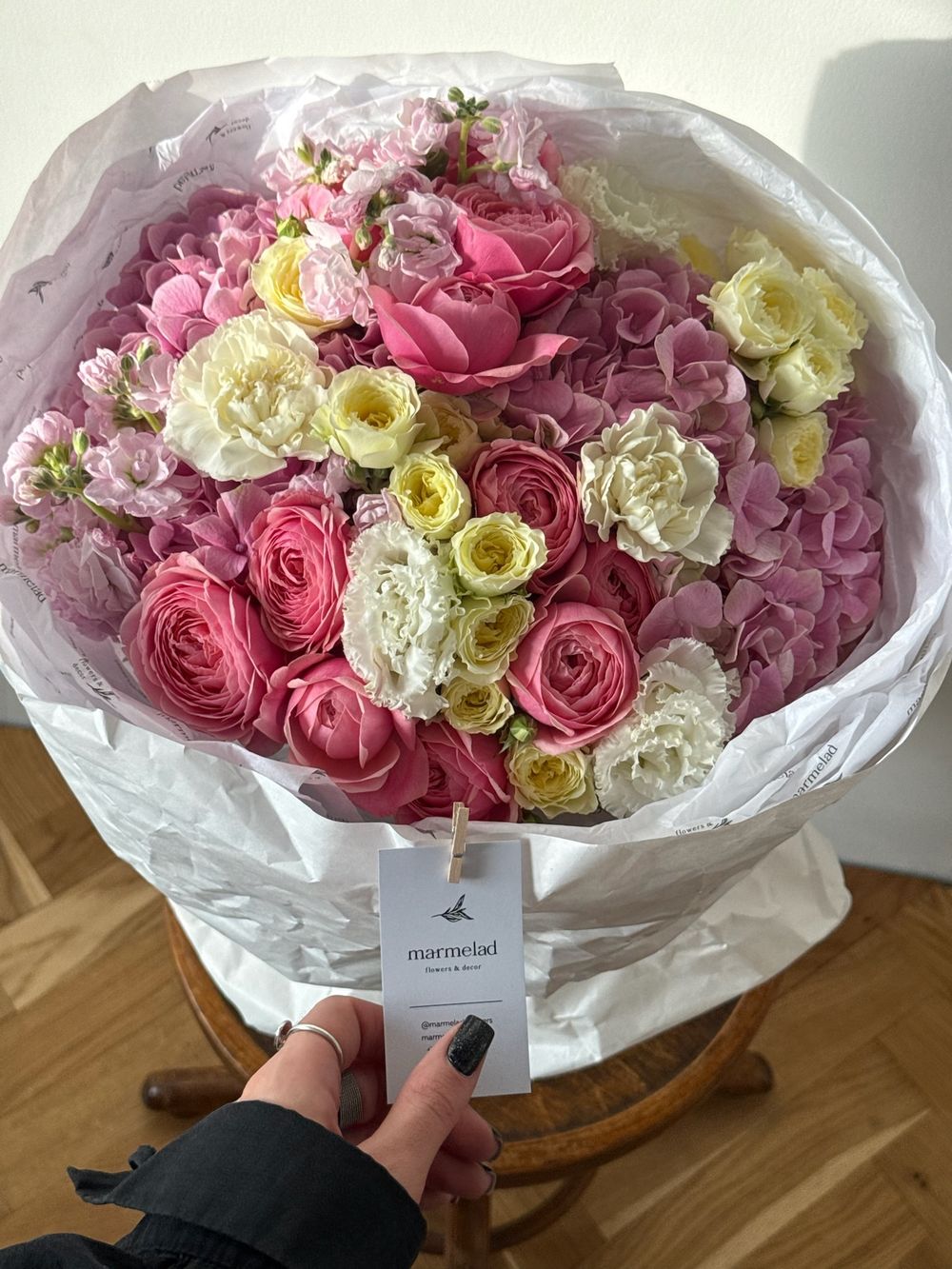 Букет из кустовых пионовивидных роз, лизиантуса, маттиолы, гортензии и диантусов