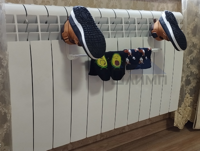 Крючок-сушилка на радиатор с рейлингом