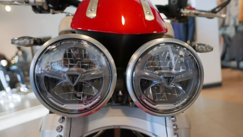 Triumph Rocket III R red
