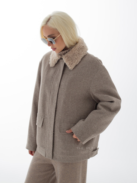 Бежевая куртка в елочку с меховым воротником