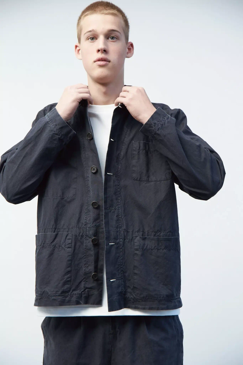 Верхняя мужская рубашка с карманами из черного вареного хлопка