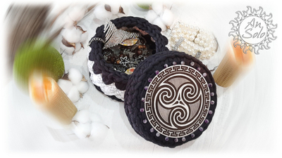 Шкатулка вязаная "Трискелион"