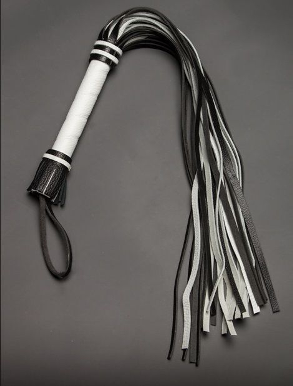 Чёрно-белая многохвостая плеть - 65 см. (Цвет: черный с белым)