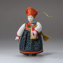 Ёлочная игрушка Крестьянская девочка с куклой