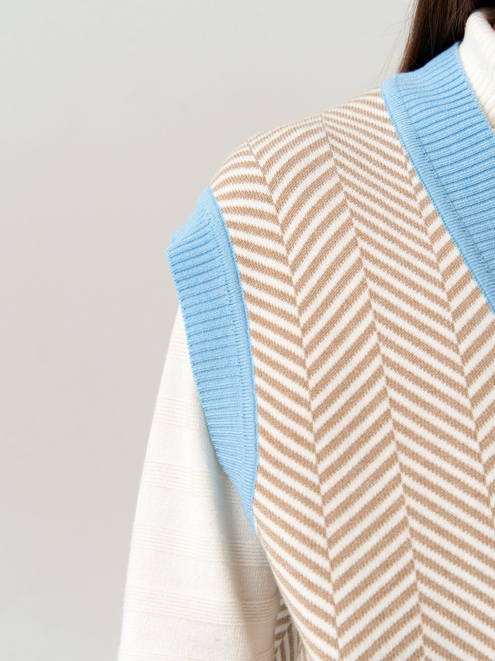 Жилетка для девочки в школу AT953 темно-бежевый