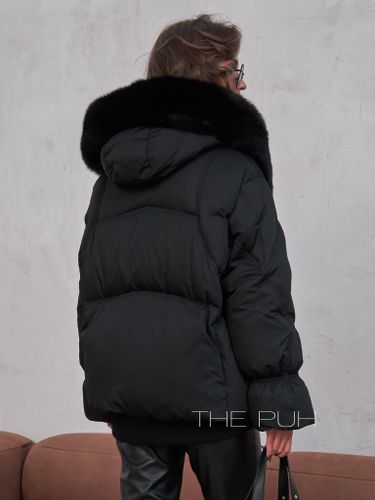 Укороченный черный пуховик с отделкой из меха лисы