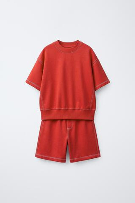 ZARA КОМПЛЕКТ ИЗ ФУТБОЛКИ И ШОРТОВ ИЗ ФУТЕРА С ОТДЕЛОЧНОЙ СТРОЧКОЙ, КРАСНЫЙ