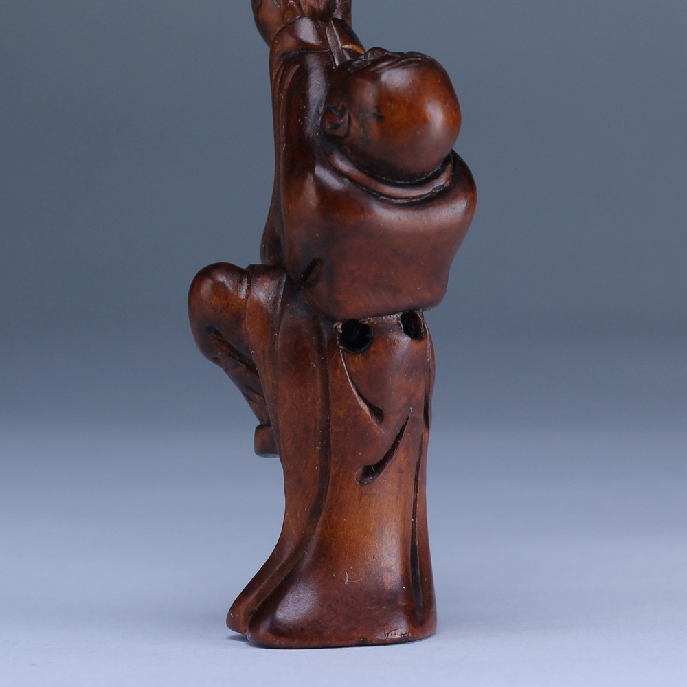 Нэцкэ Монах с чашей обращается к небесам