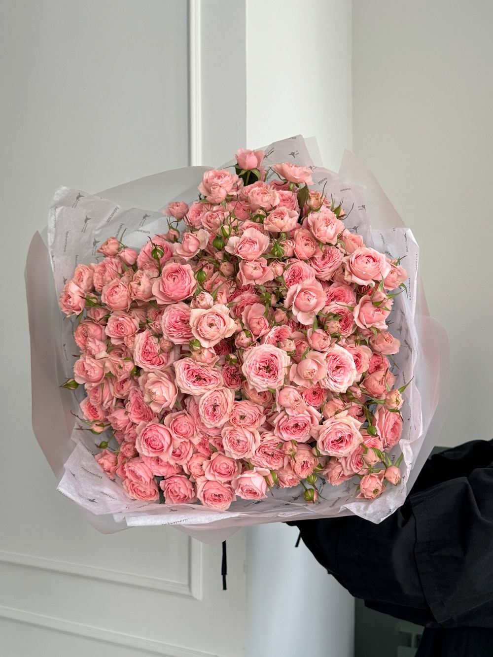 Гранд-букет из нежных, кустовых пионовидных роз