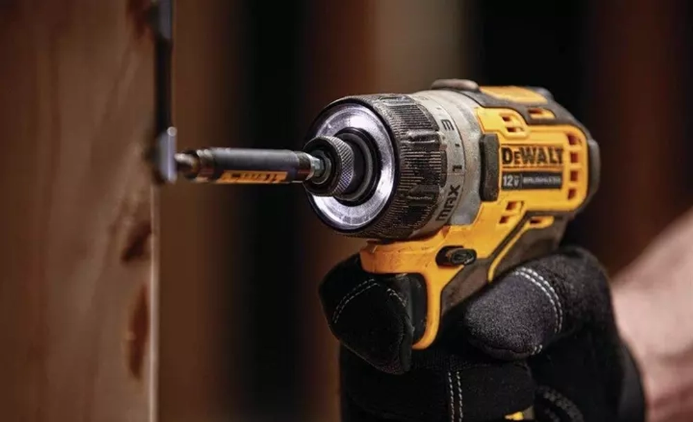 Дрель-шуруповерт Dewalt 12 В XR с набором из 4-х насадок DCD703NT