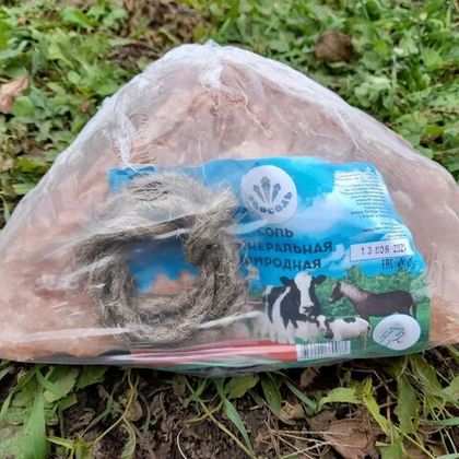 Соль лизунец гималайская каменная на веревке