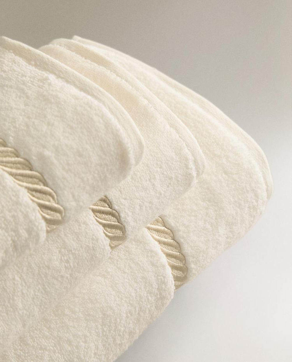 ZARA HOME БАННОЕ ПОЛОТЕНЦЕ С ВЫШИВКОЙ, ЖЕЛТОВАТО-БЕЛЫЙ