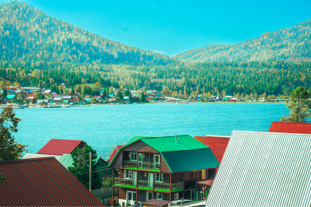 Домики и номера на берегу озера
