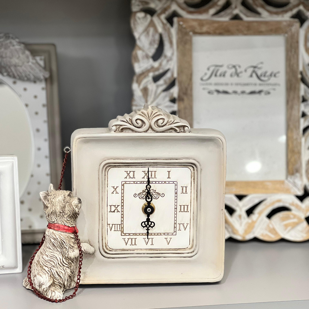 Часы серые  с собачкой