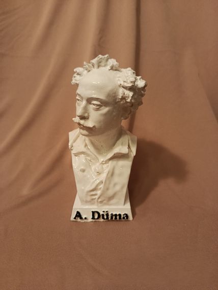 Aleksandr Düma Büstü