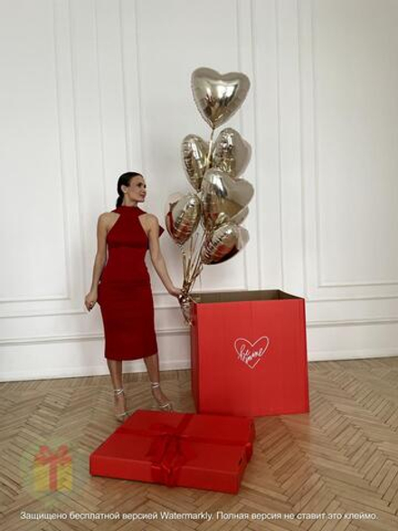 Коробка с сердцами на лентах из дождика