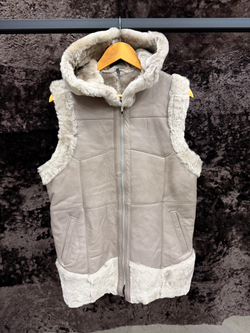 Жилет из натуральной овчины. С капюшоном, 48 Размер