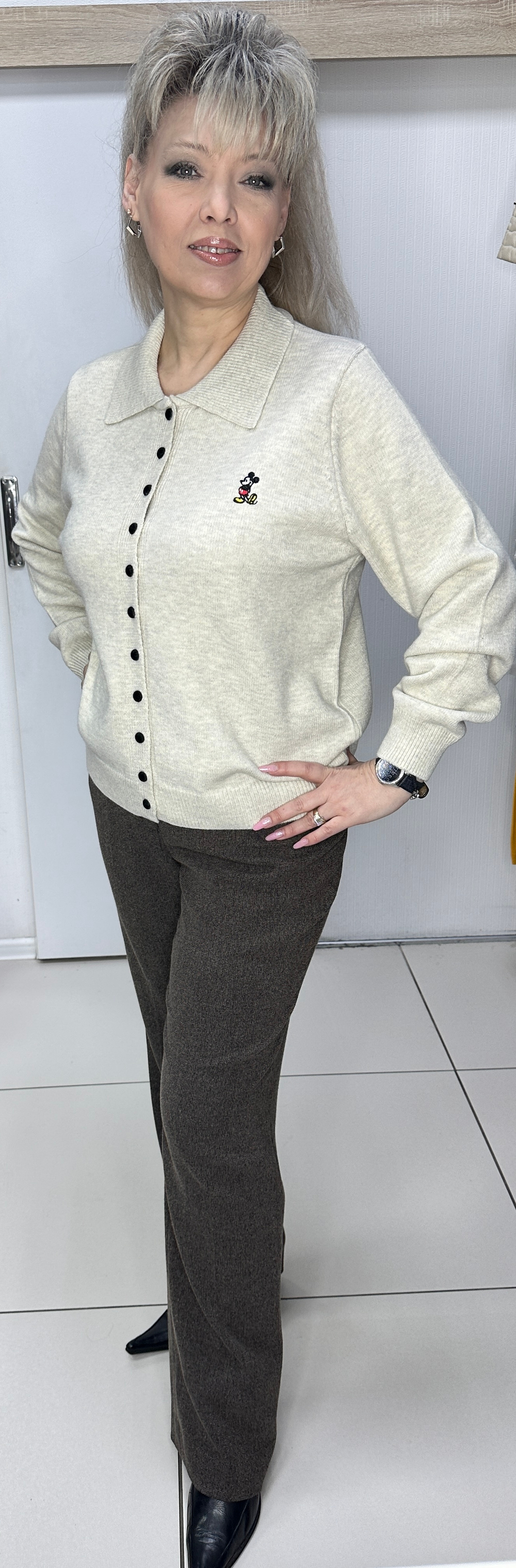 Светлый жакет на черных пуговках