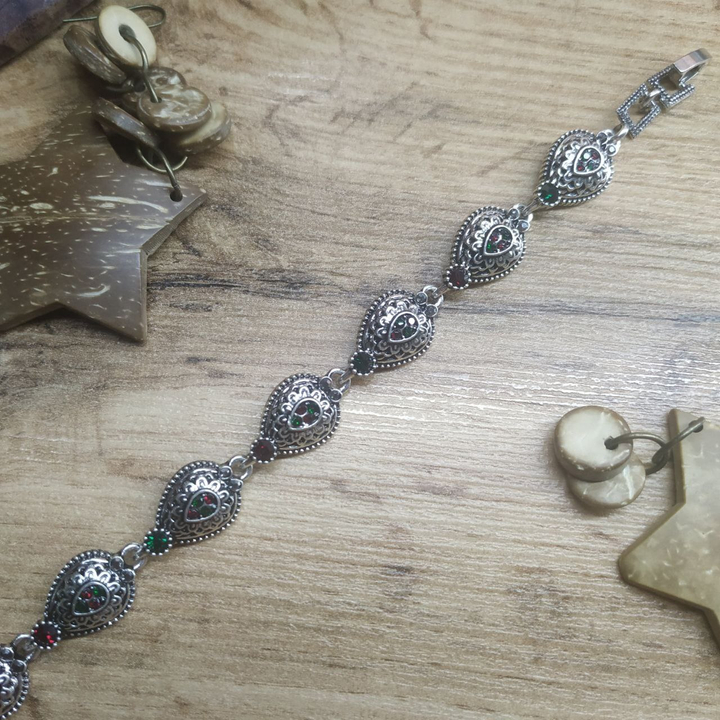 Браслет Vogue Капля стразы графитовые зеленые красные металл серебристый на красном бархате