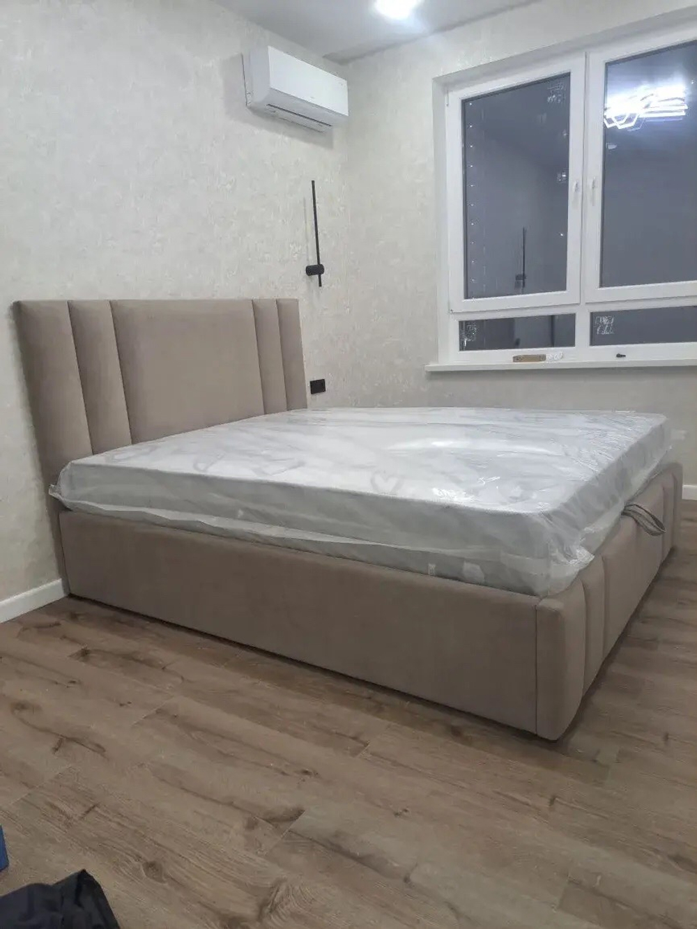 Интерьерная кровать массив сосны