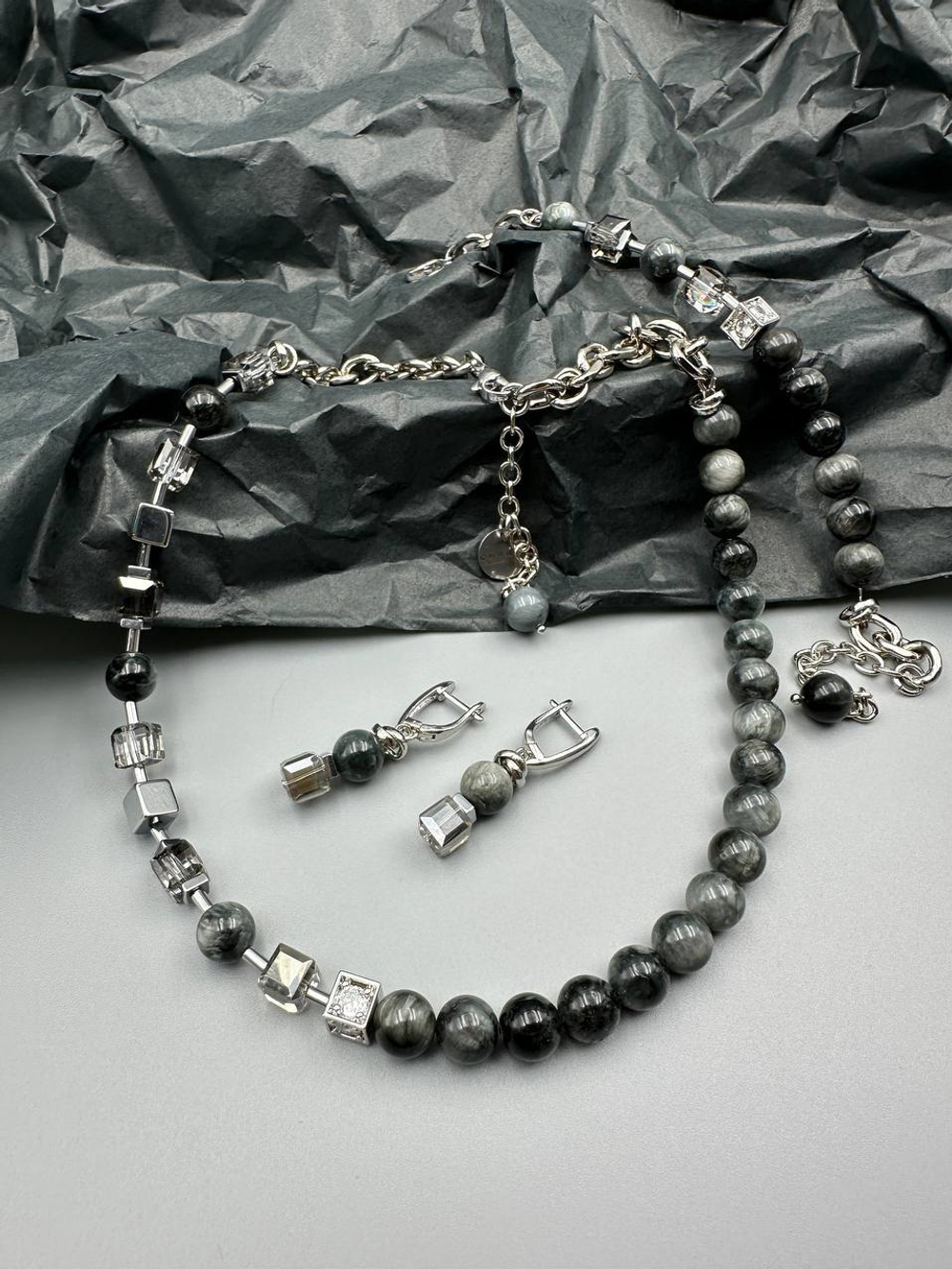 Колье асимметричное с кошачим глазом и кубиками Swarovski, оттенок серебро