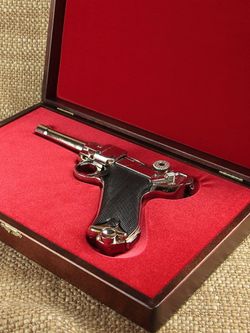 Denix Пистолет Люгер "Парабеллум" P08, Германия, 1898г. хромированный в подарочном футляре