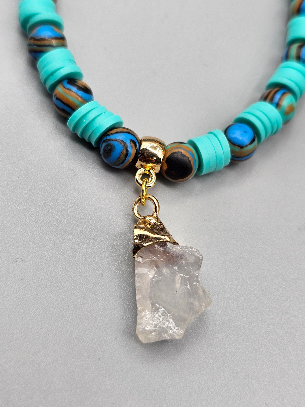 Колье ручной работы из натурального голубого малахита и каучука " Пестрая лента"