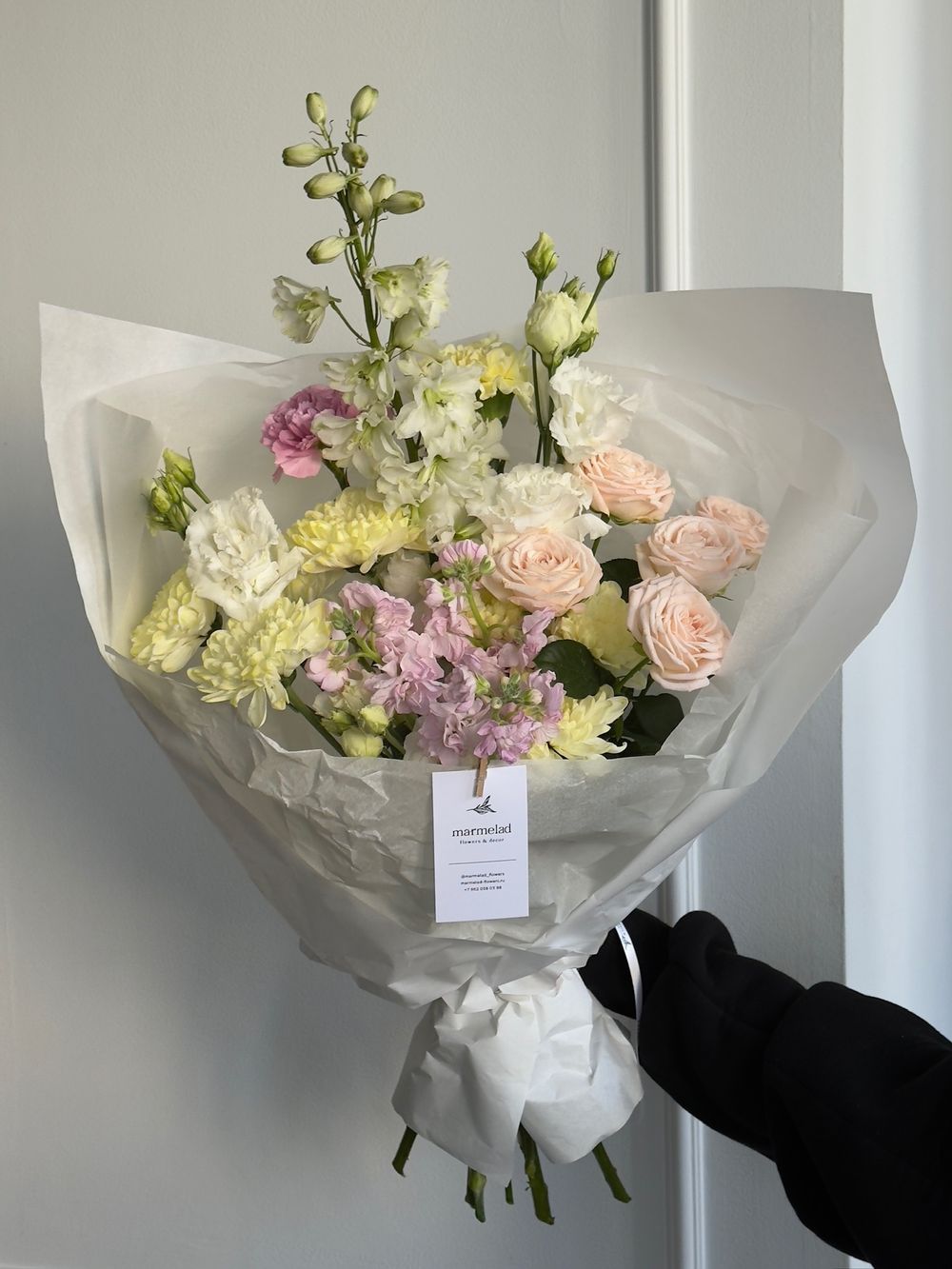 Букет сборный из кустовых пионовидных роз, диантусов, маттиолы и дельфиниума