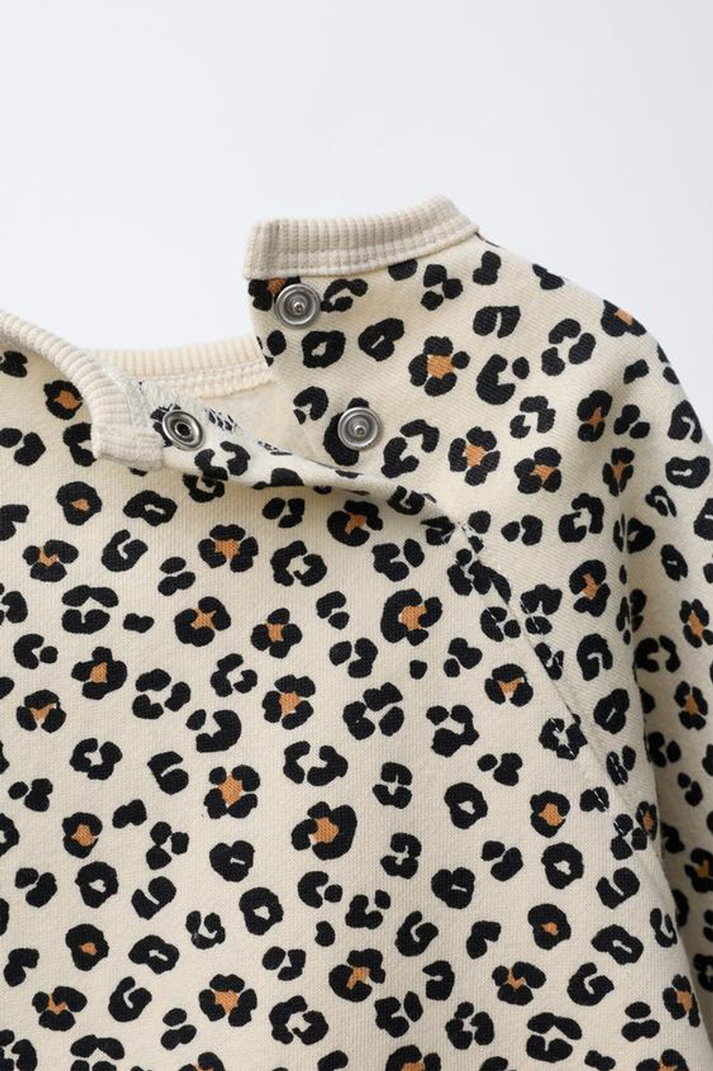 ZARA КОМПЛЕКТ ИЗ ТОЛСТОВКИ И ЛЕГИНСОВ С АНИМАЛИСТИЧНЫМ ПРИНТОМ, ЭКРЮ