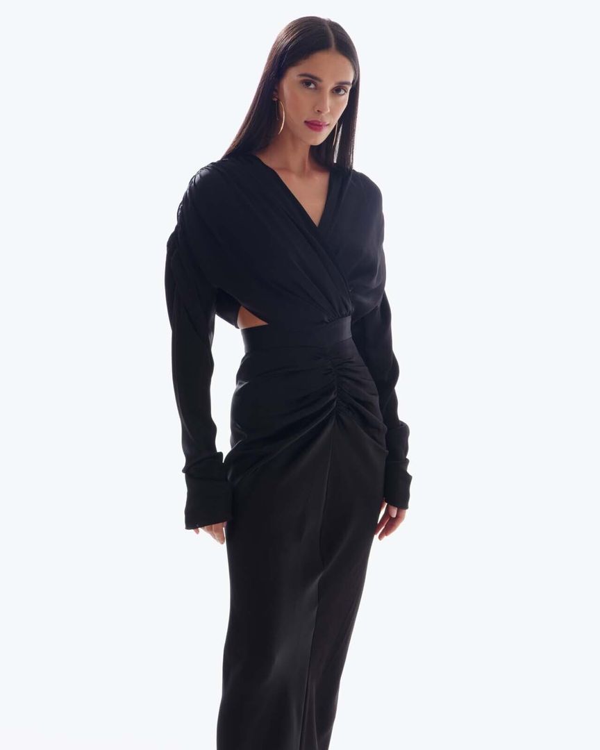 Платье крест накрест открытые бока длинный рукав