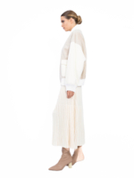 Женская белая куртка-бомбер из овчины с накладными карманами