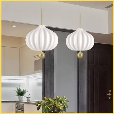 Одинарный подвес в сочетании белого стекла и латуни ✨