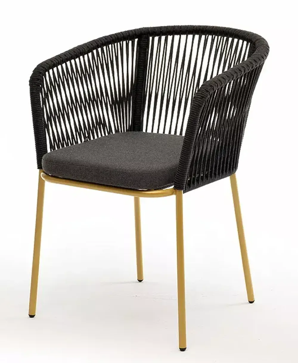 "Марсель" стул плетеный из роупа, каркас из стали золотой глянец, роуп темно-серый круглый, ткань серая