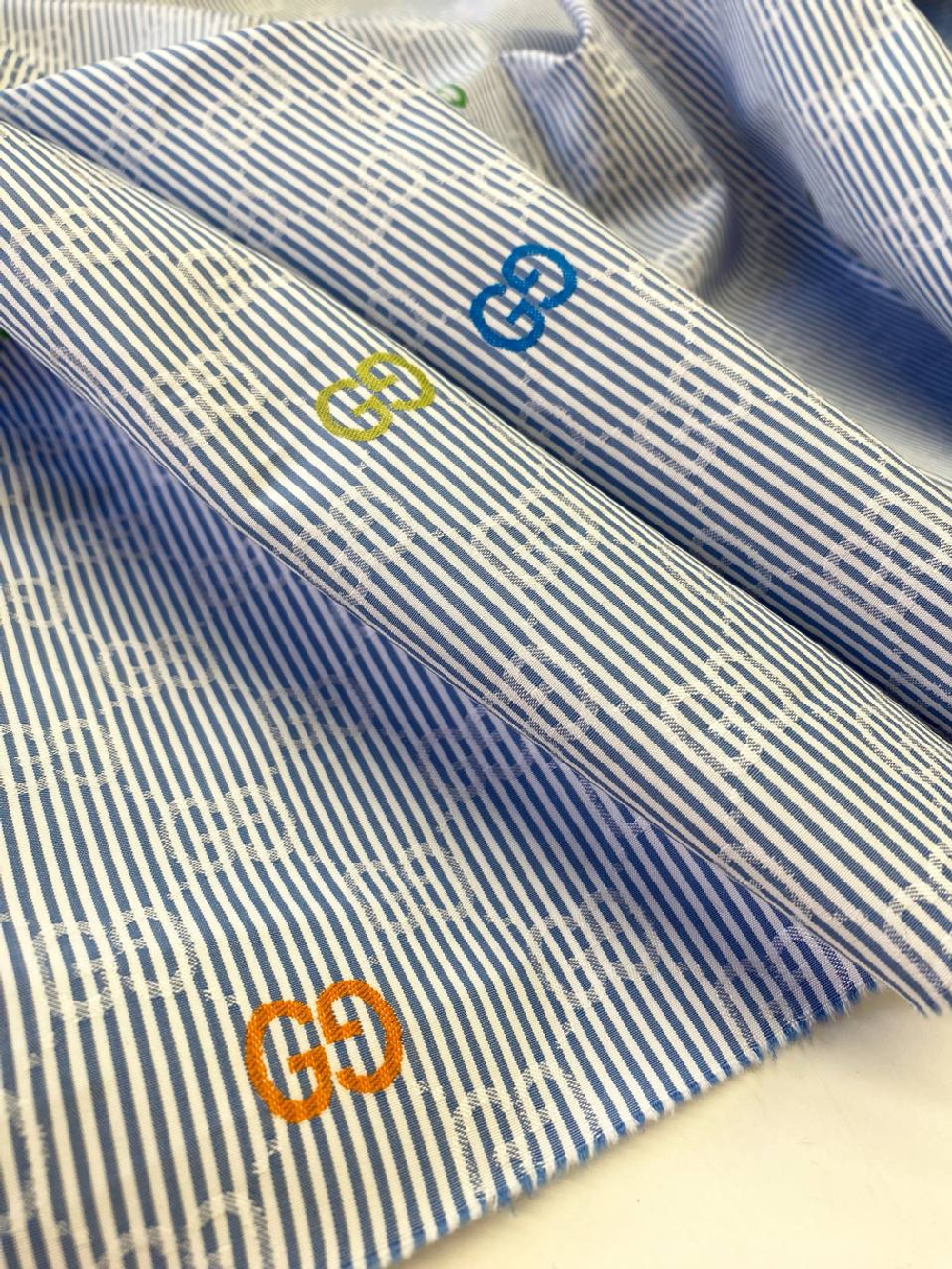 Хлопок Gucci в бело-голубую полоску с вышитым разноцветным лого