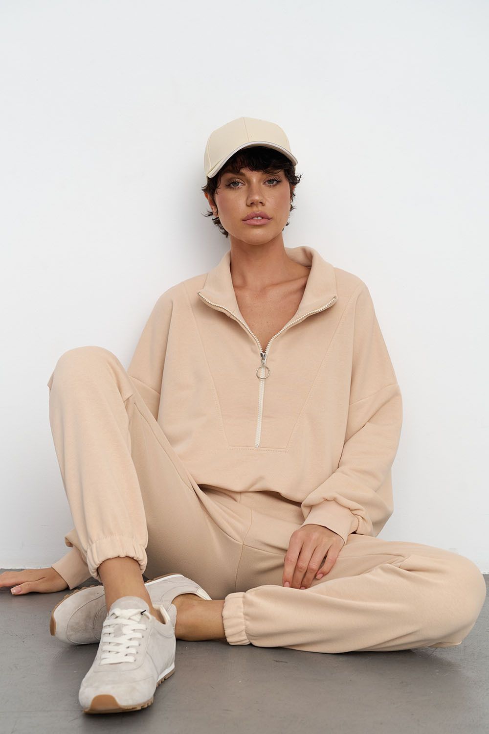 Олимпийка на молнии из премиум футера ванильного цвета