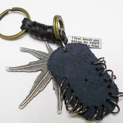 Брелок для ключей "Лист клена" (53х56мм). Металл с кожаными вставками.