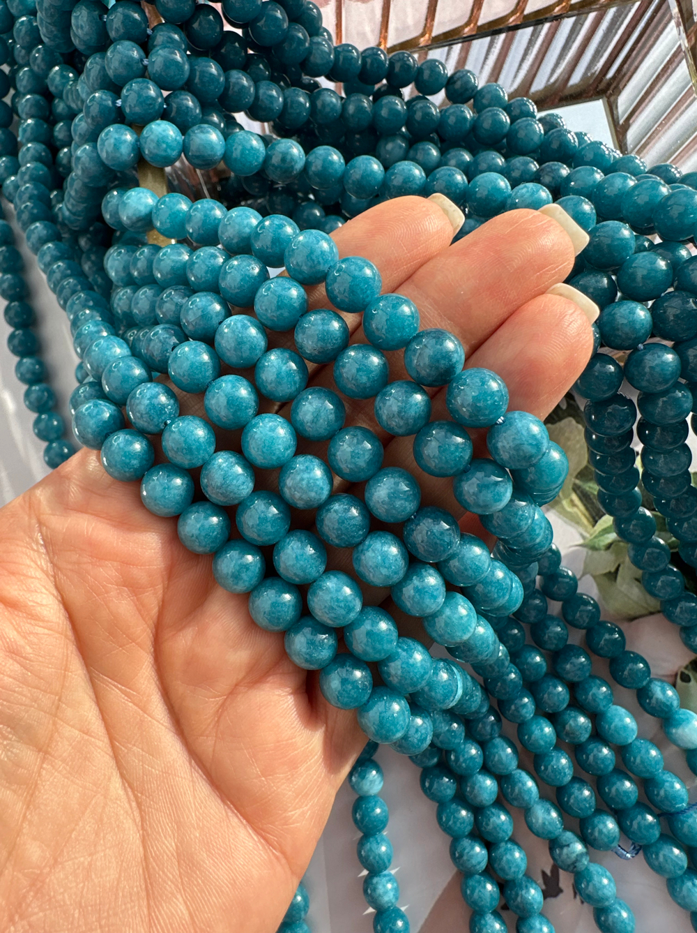 Нить бусин из тонированного кварца 8,4мм, гладкие