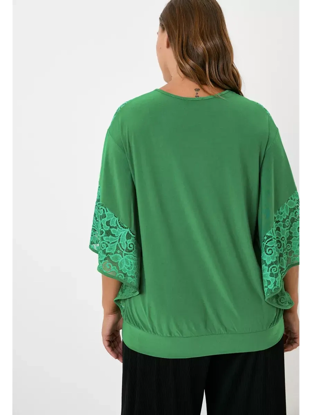 Блузка с кружевом