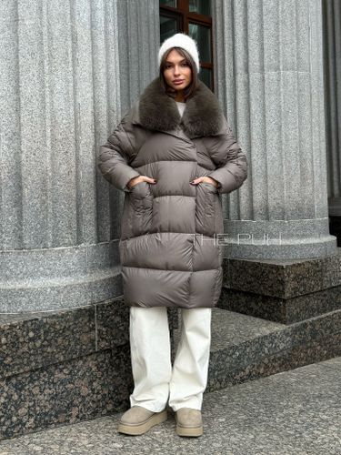 Удлиненный женский пуховик с меховым воротником в цвете капучино