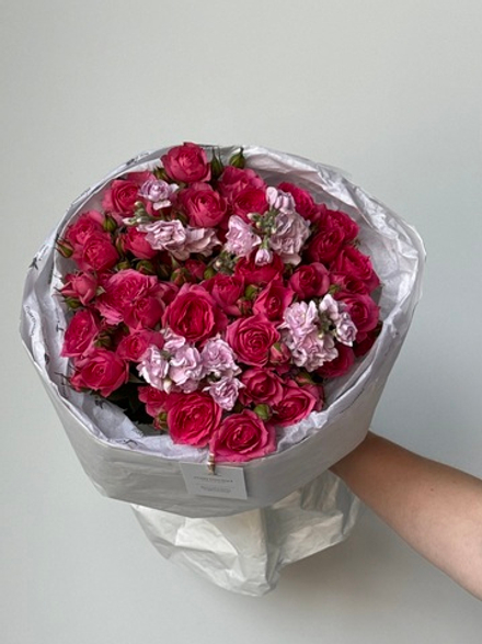 Букет из кустовых роз в ярком оттенке и кустовой маттиолы