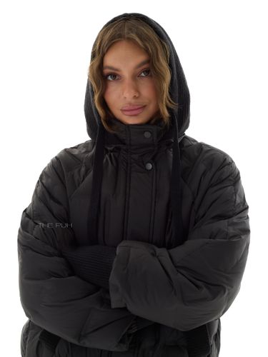 Тонкий пуховик с вязаным капюшоном в черном цвете